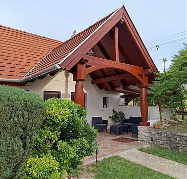 Terasz - A ház előtt egy fedett, és egy napozó terasz is várja önt